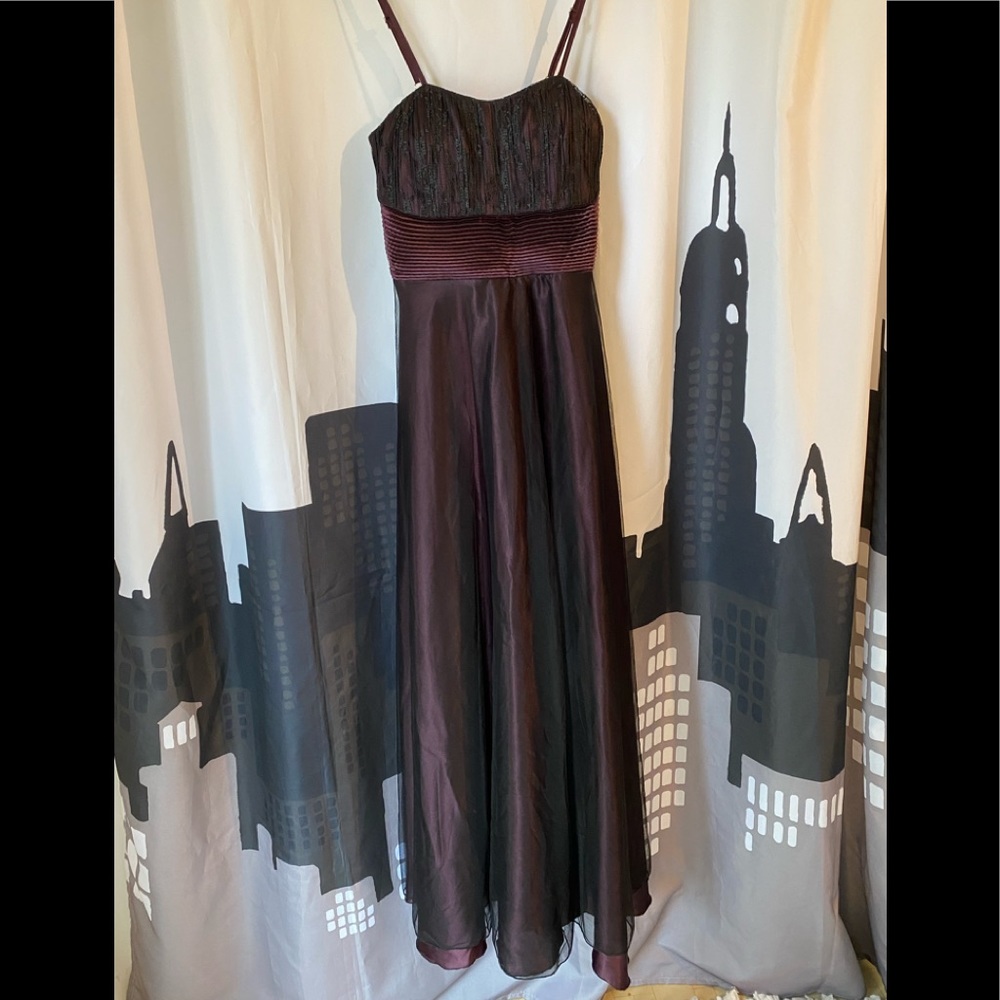 Yunire prom Burgundy/Black dress with scarf, made in Brazil